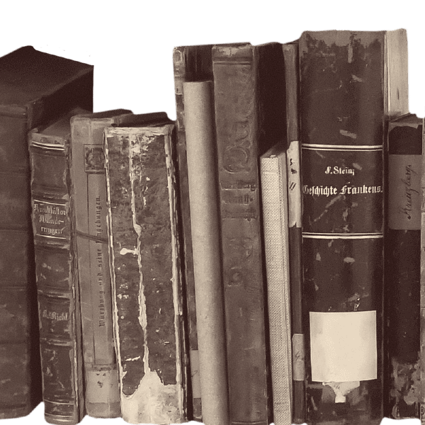 Eine Reihe alter, abgenutzter Bücher, die aufrecht in einem Regal stehen, einige mit verblassten Buchrücken und abblätternden Einbänden, die Zeichen des Alters und des häufigen Gebrauchs aufweisen.