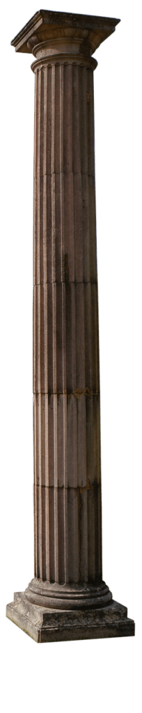 Eine hohe, kannelierte Steinsäule mit quadratischer Basis und dekorativem Kapitell, die an die klassische griechische oder römische Architektur erinnert.
